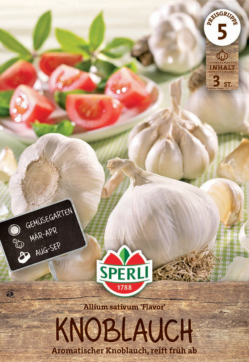 Knoblauchknollen, zerbrochene Knoblauchzehen, Tomaten, Basilikum, Knoblauchblüten, Beschilderung mit Saisonangaben, Sperli Logo.