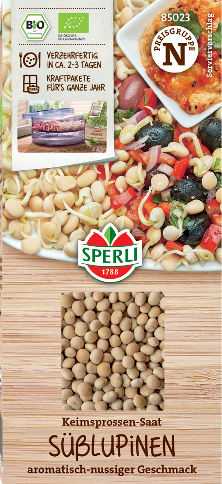 Süßlupinen Keimsprossen Saat, aromatisch nussiger Geschmack, auf Holzbrett, Verpackung mit grüner und roter Marke.