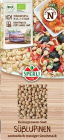 Süßlupinen Keimsprossen Saat, aromatisch nussiger Geschmack, auf Holzbrett, Verpackung mit grüner und roter Marke.