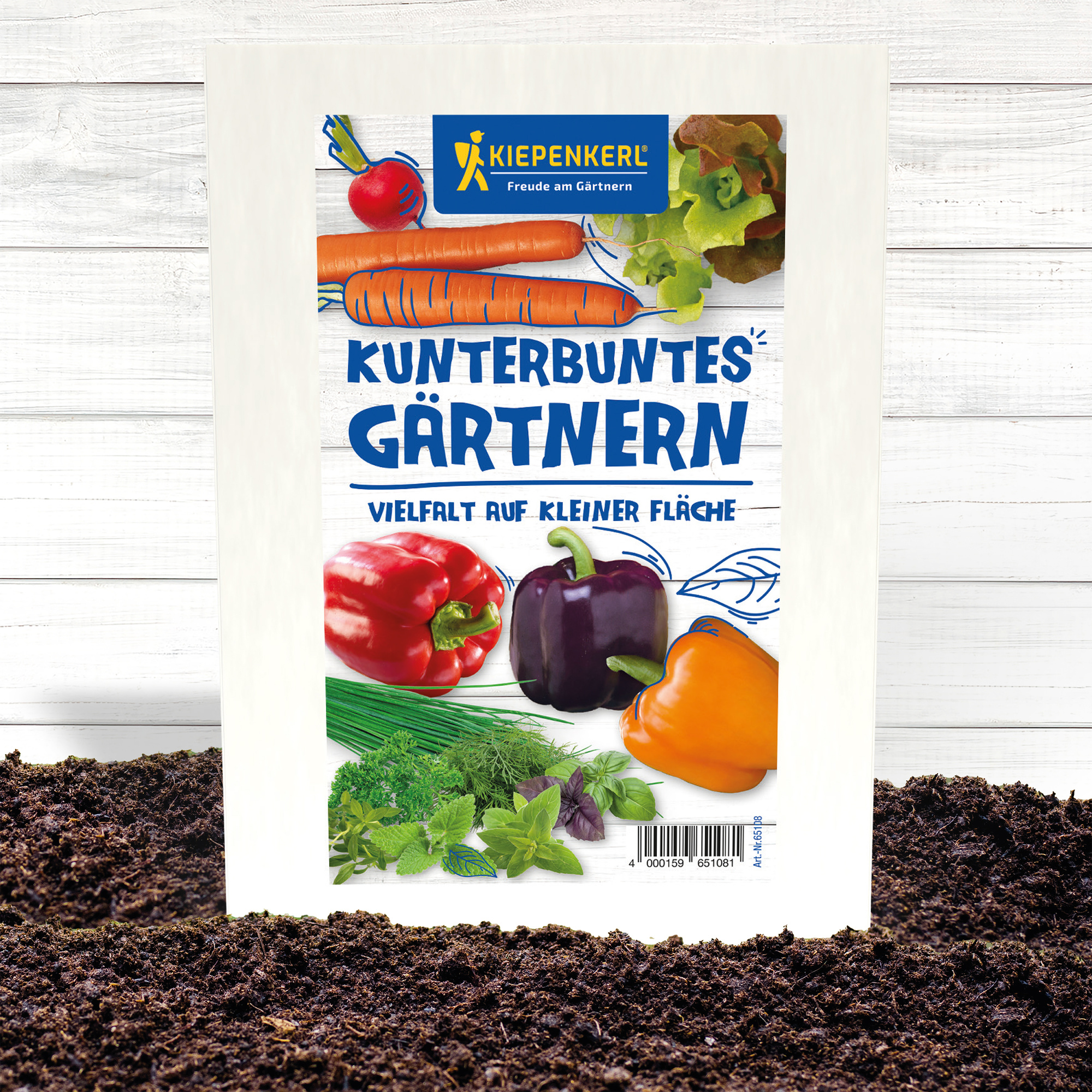 Päckchen mit bunten Paprika, Kräutern und Karotten vor weißem Holz Hintergrund