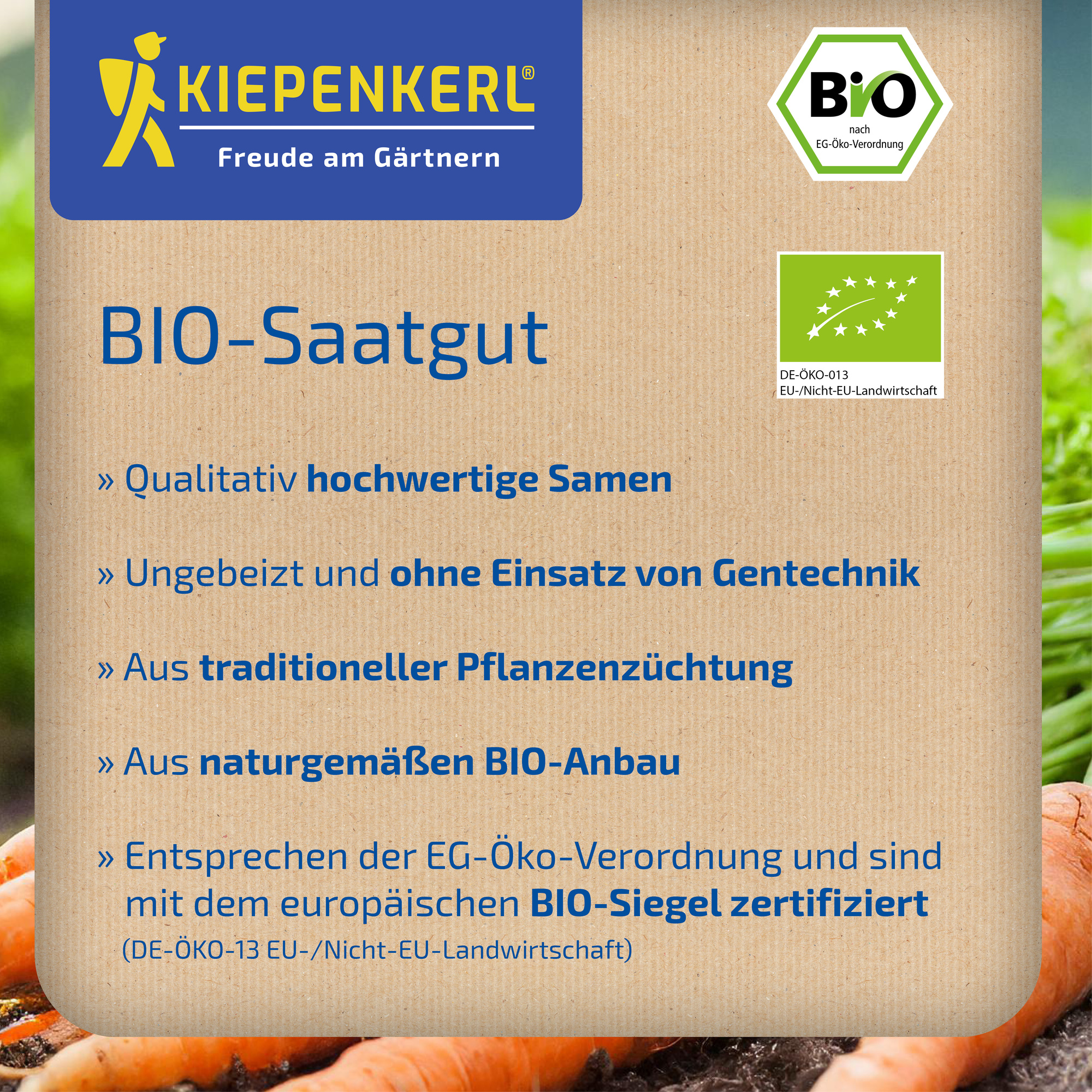 Bio-Saatgutpackung mit Text und Bio-Siegel auf braunem Hintergrund, umgeben von Karotten und grünem Feld.