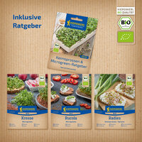 Verschiedene Bio-Microgreens in Tüten und Verpackung auf einer weißen Holzfläche mit Erde im Vordergrund.