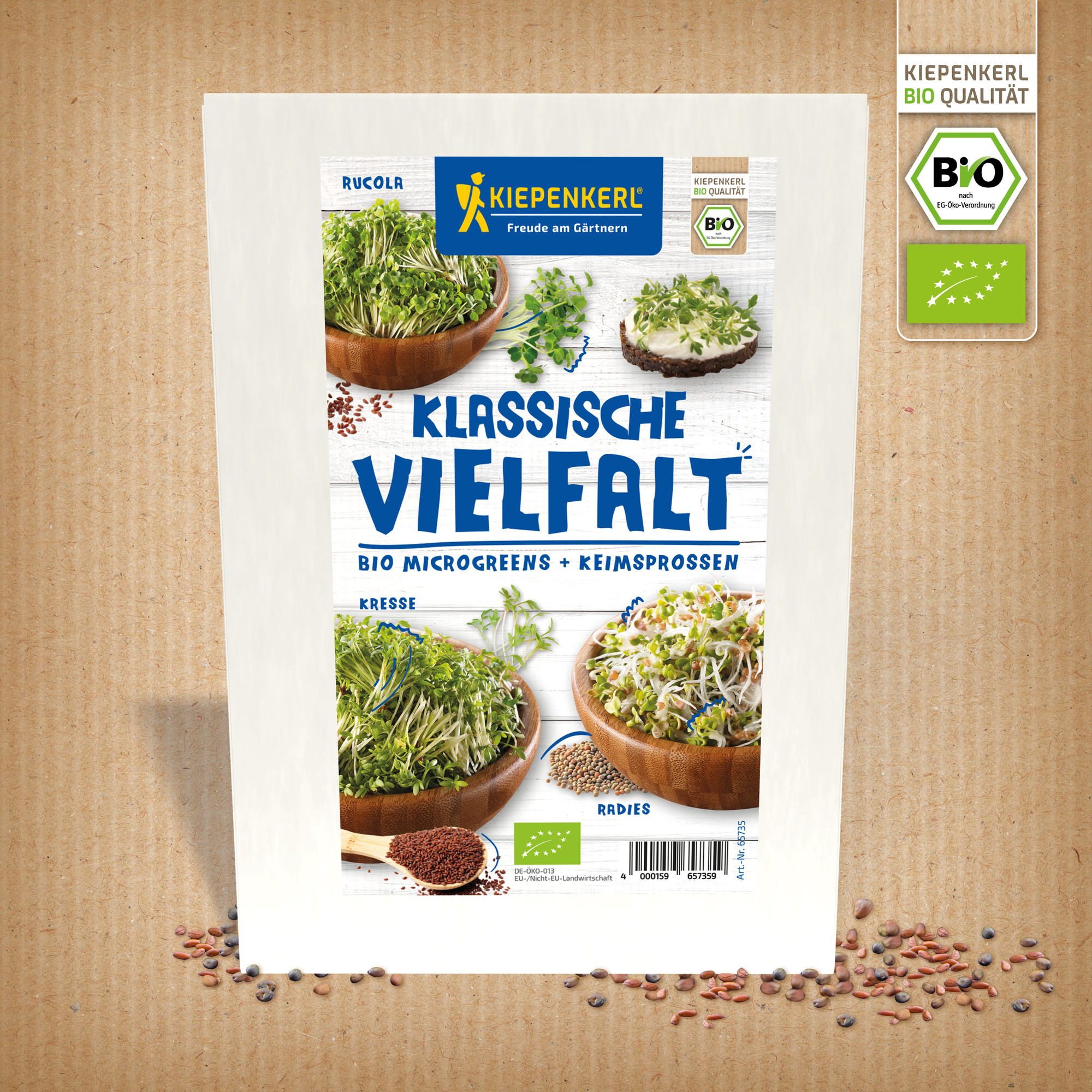 Saatgutpaket mit bunten Bio Microgreens und Keimsprossen auf weißem Holz.