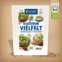 Saatgutpaket mit bunten Bio Microgreens und Keimsprossen auf weißem Holz.