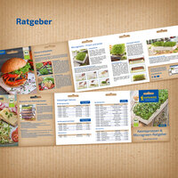 Informationsmaterial für Keimsprossen und Microgreens auf mehreren Seiten, vor Erde auf weißem Hintergrund.