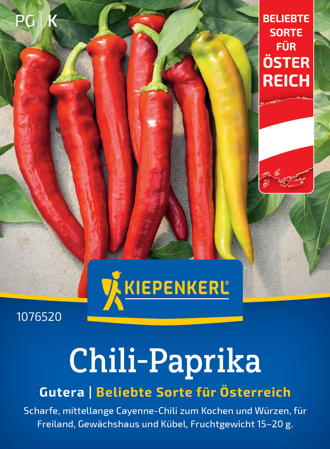 Chili-Paprika in Rot und Gelb mit grünen Blättern auf Steinboden.