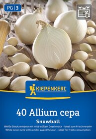 Weiße Zwiebeln, eine geviertelte und mehrere ganze, liegen auf einem Holzbrett, Verpackung mit Produktnamen und Beschreibung.