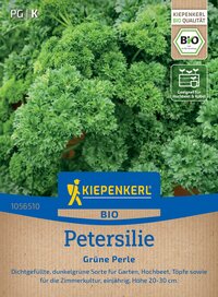 Dichtgefüllte, dunkelgrüne Petersilienblätter, zehn Zentimeter hoch, im Verpackungsetikett.
