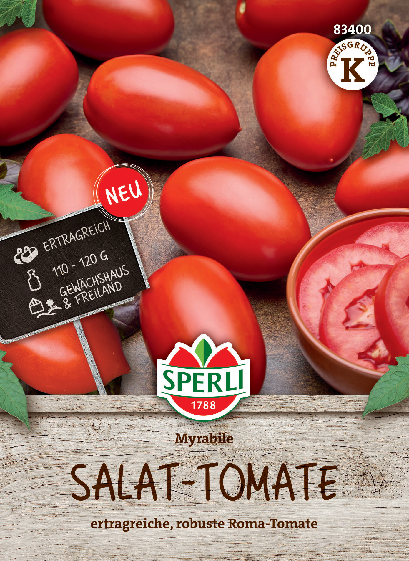 Reife Roma-Tomaten auf Holz, einige geschnitten in einer Schüssel, grüner Basilikumzweig.