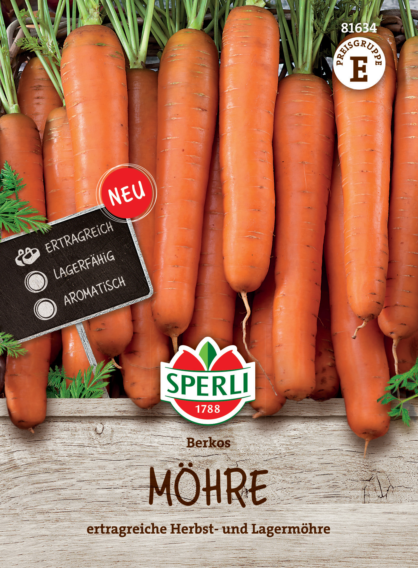 Frisch geerntete orange Möhren mit grünen Spitzen auf Holzuntergrund, Verpackung für marktfrische Lager- und Herbstmöhre.
