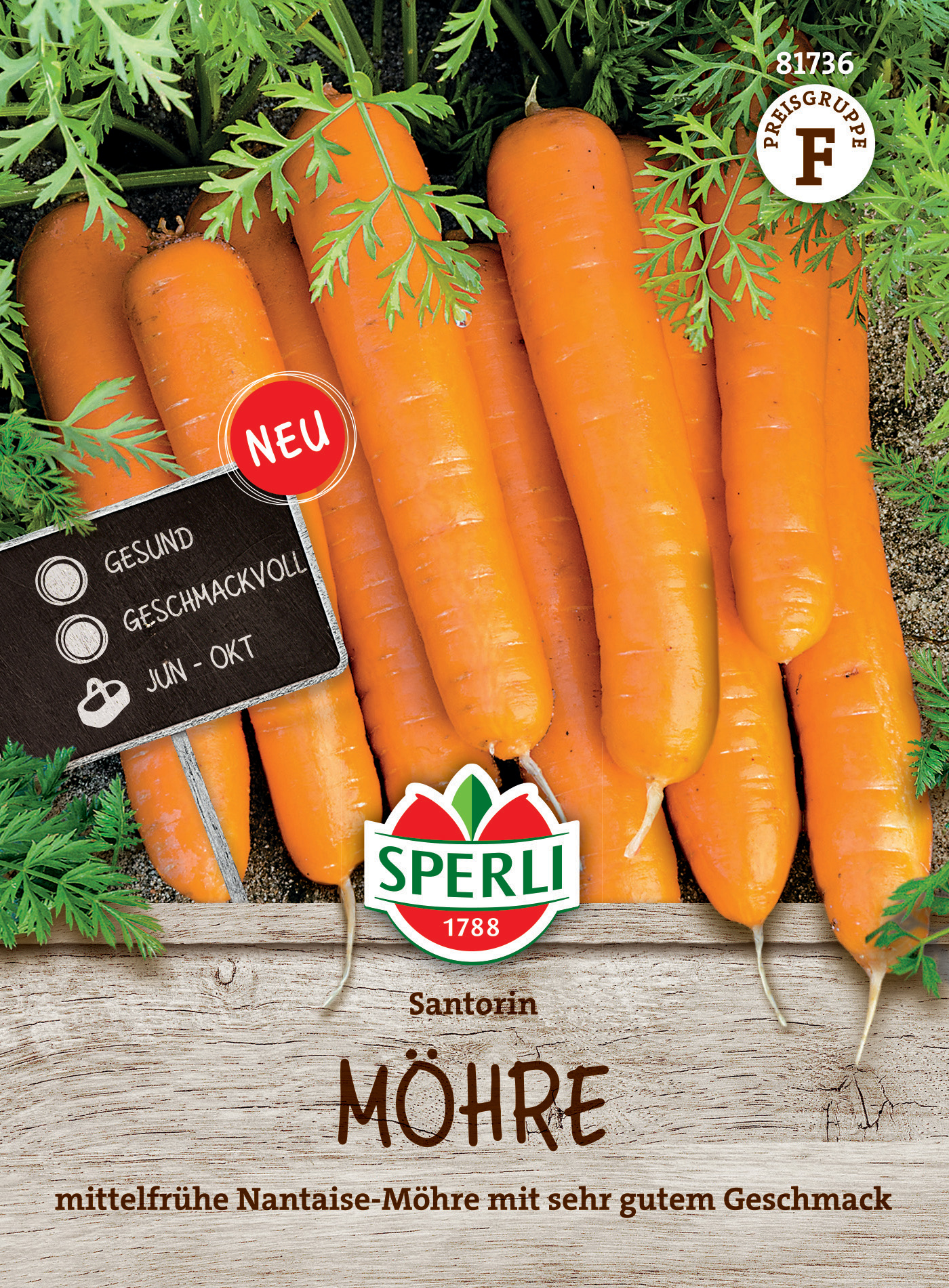 Karotten auf Holztisch, mit grünen Blättern, Schild mit "Neu" und Produktname "Möhre" im Fokus.