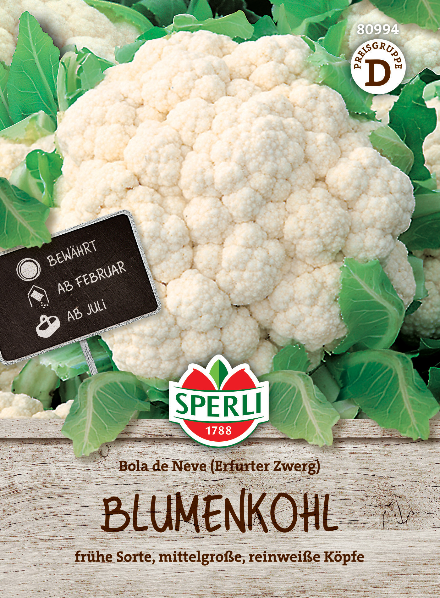 Blumenkohlkopf mit grünen Blättern, auf Holzuntergrund, Verpackung.