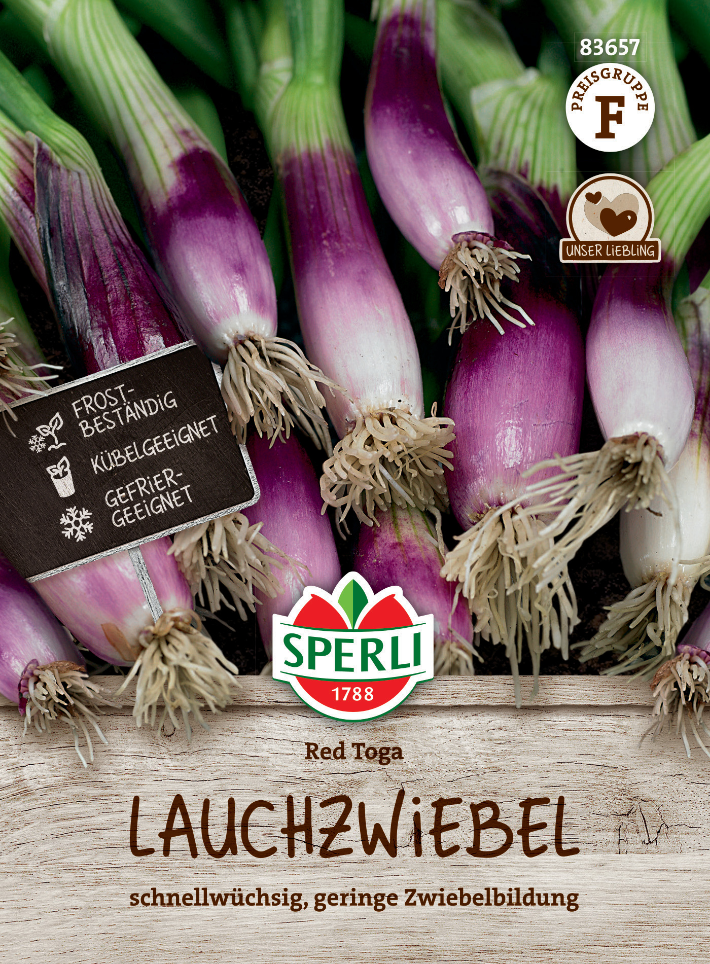 Rote Lauchzwiebel auf Holzhintergrund, Label, Text und Logo sichtbar.