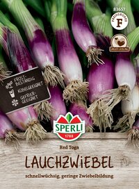 Rote Lauchzwiebel auf Holzhintergrund, Label, Text und Logo sichtbar.