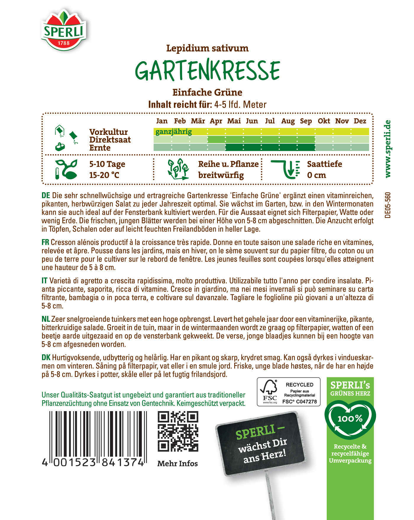 Grüner Gartenkresse mit jungen Blättern, in kleinen Töpfen auf feuchtem Boden.