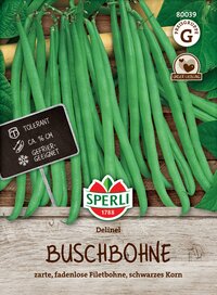 Grüne Buschbohnen auf Holzuntergrund mit Schild, Logo, und verschiedenen Labels.