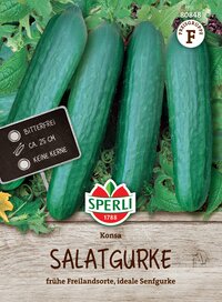 Viersalzige Salatgurken auf Holzbrett, Beschriftung mit Beschreibung und Marke Sperli.