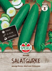 Drei grüne Salatgurken mit kleinen Kerben und Schneidbrett, umgeben von Gurkenscheiben und Blättern