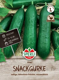Gurken auf einem Korb, Beschriftung mit Produktinformationen, Markenlogo, grüne Blätter, Holzhintergrund.