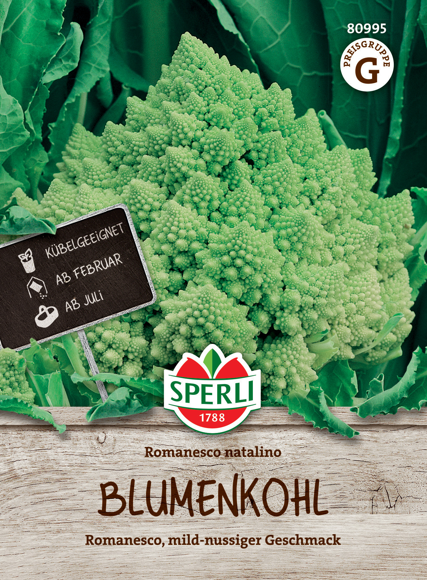 Romanesco Blumenkohl auf Holzuntergrund, mit Schild und grünen Blättern, Produktverpackung im Bild.