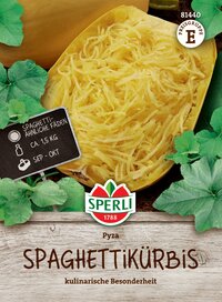 Gedeckter Kürbisspaghetti mit Käse, auf Holzbrett mit grünen Blättern, Produktname und Marke sichtbar.