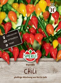 Bunte Biquinho Chilis in Rot, Gelb und Orange auf Holzimitat-Hintergrund, Markenlogo und Produktbezeichnung sichtbar.