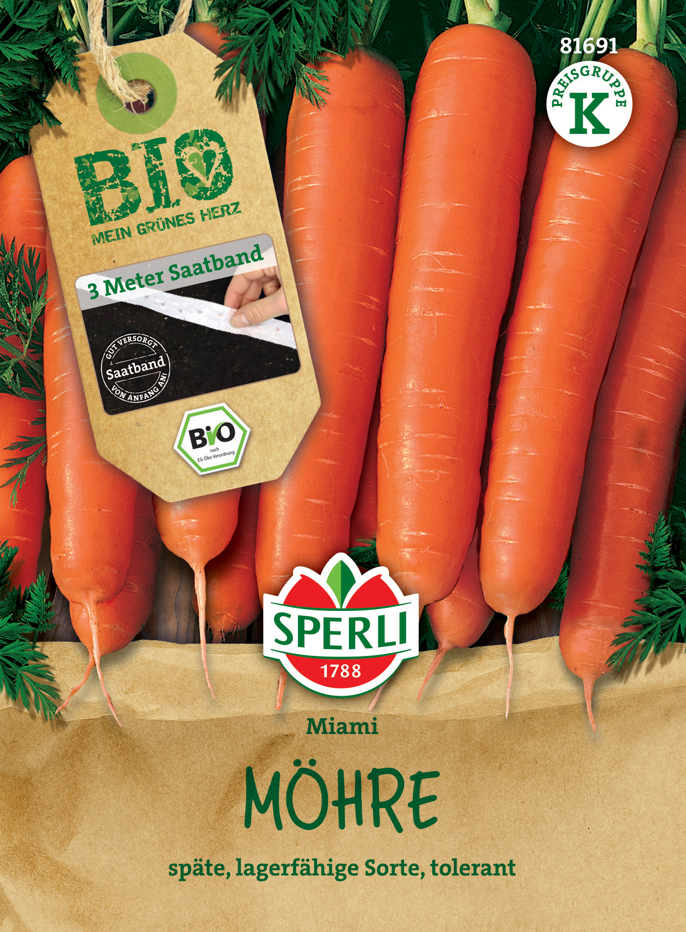 Haufen orange Möhren mit grünen Blättern, auf braunem Papierhintergrund, Markenlogo und Text.