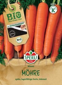 Haufen orange Möhren mit grünen Blättern, auf braunem Papierhintergrund, Markenlogo und Text.
