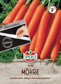 Hübsche Karotten mit grünen Blättern, Verpackung und Logo auf Holzoptik.