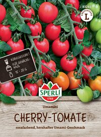 Tomaten am Busch, rot und grün, auf Holzregal, mit Schild und Markenlogo, Früchte und Blätter sichtbar.