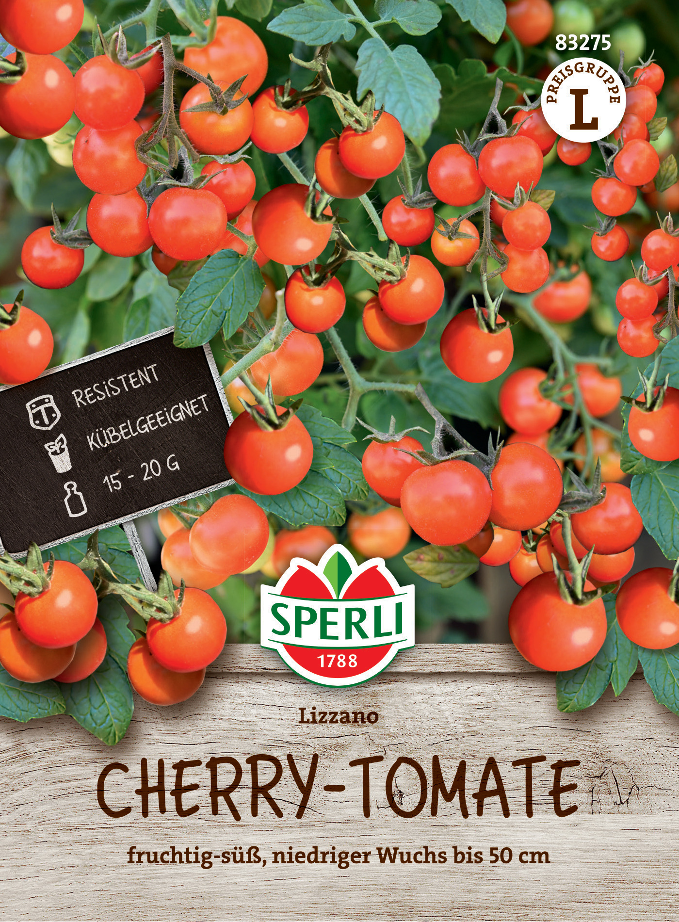 Rohe Cherry-Tomaten auf grünen Pflanzen mit Blättern, im Hintergrund sichtbar.
