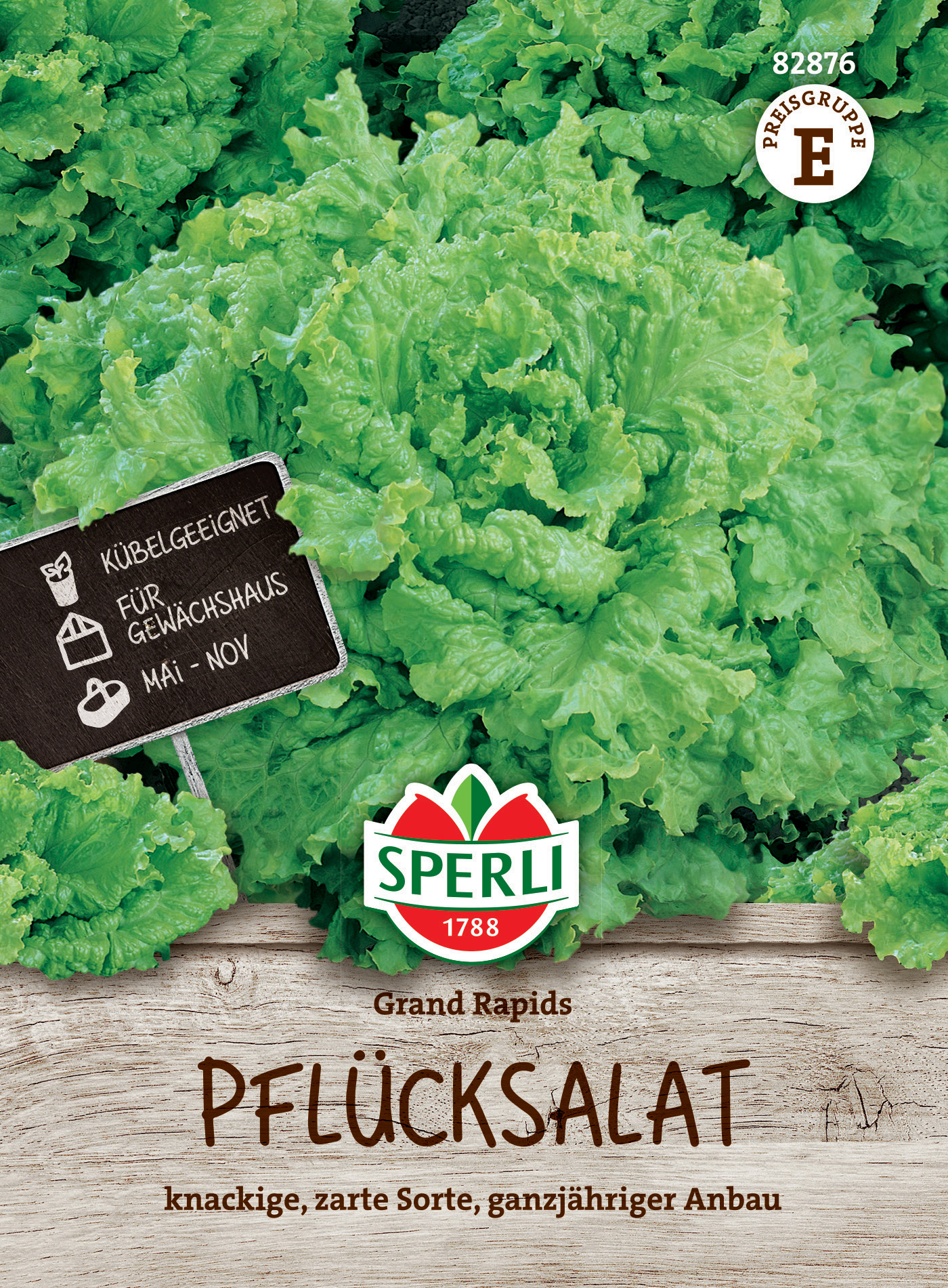 Grüner Pflücksalat auf Holzuntergrund mit Schild und Markenlogo, Sortenname und Anbaubeschreibung.