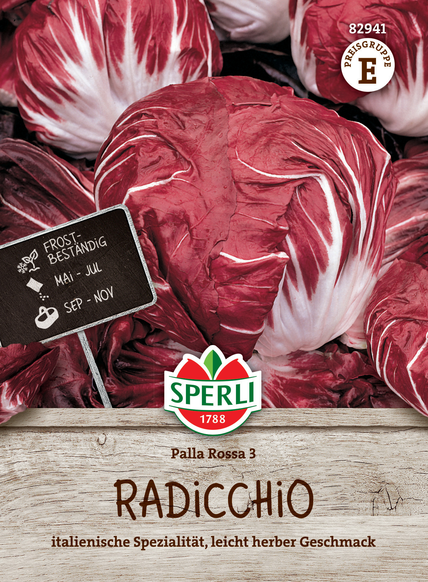 Radicchio, rote Blattköpfe, auf Holzuntergrund, italienische Spezialität, mit Preisschild.