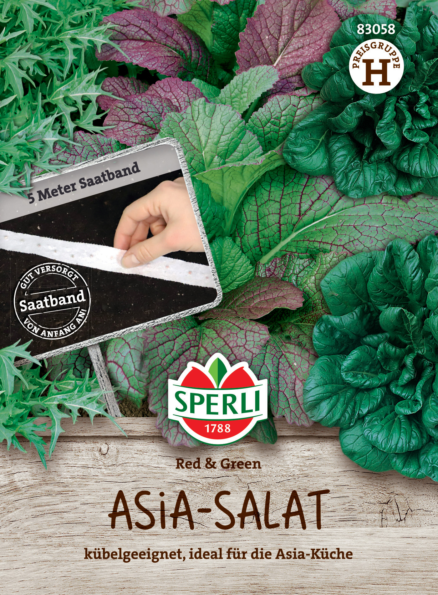 Bunte asiatische Salate mit roten und grünen Blättern auf Holzuntergrund, Packungssiegel sichtbar.