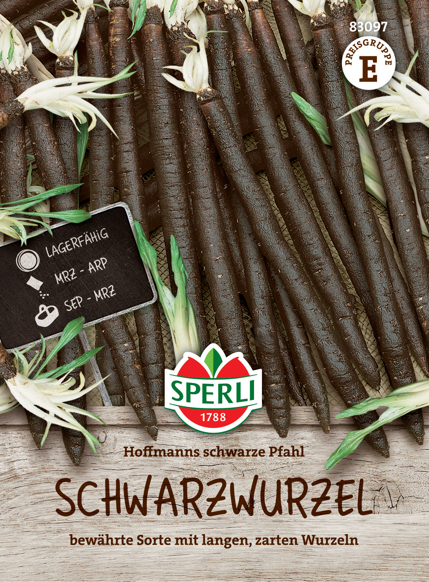 Schwarzwurzeln auf Holzbrett mit Blüten, Etikett und Logo, schwarze Wurzeln mit grünen Spitzen.