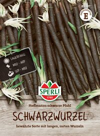 Schwarzwurzeln auf Holzbrett mit Blüten, Etikett und Logo, schwarze Wurzeln mit grünen Spitzen.