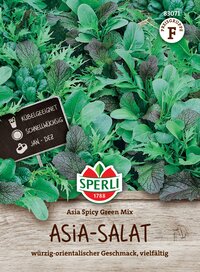 Verschiedene Blattsalate auf Holzuntergrund mit Schild, Logo und Produktname Asia Salat.