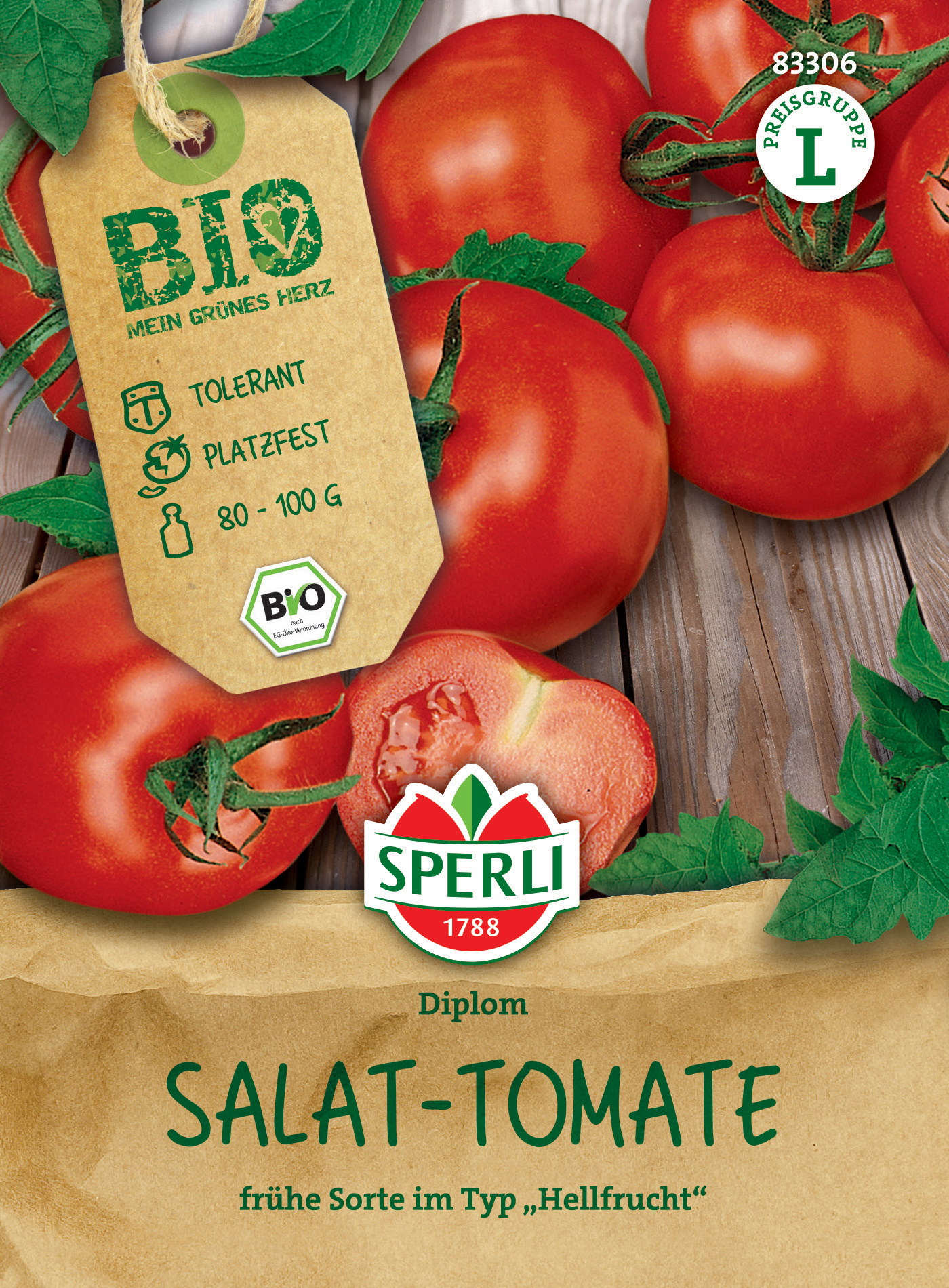 Reife Salat-Tomaten mit grünen Blättern auf Holztisch, Teilschnitt.