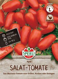 Reife San-Marzano Salattomaten auf Holz, mit Etiketten und grünen Blättern.