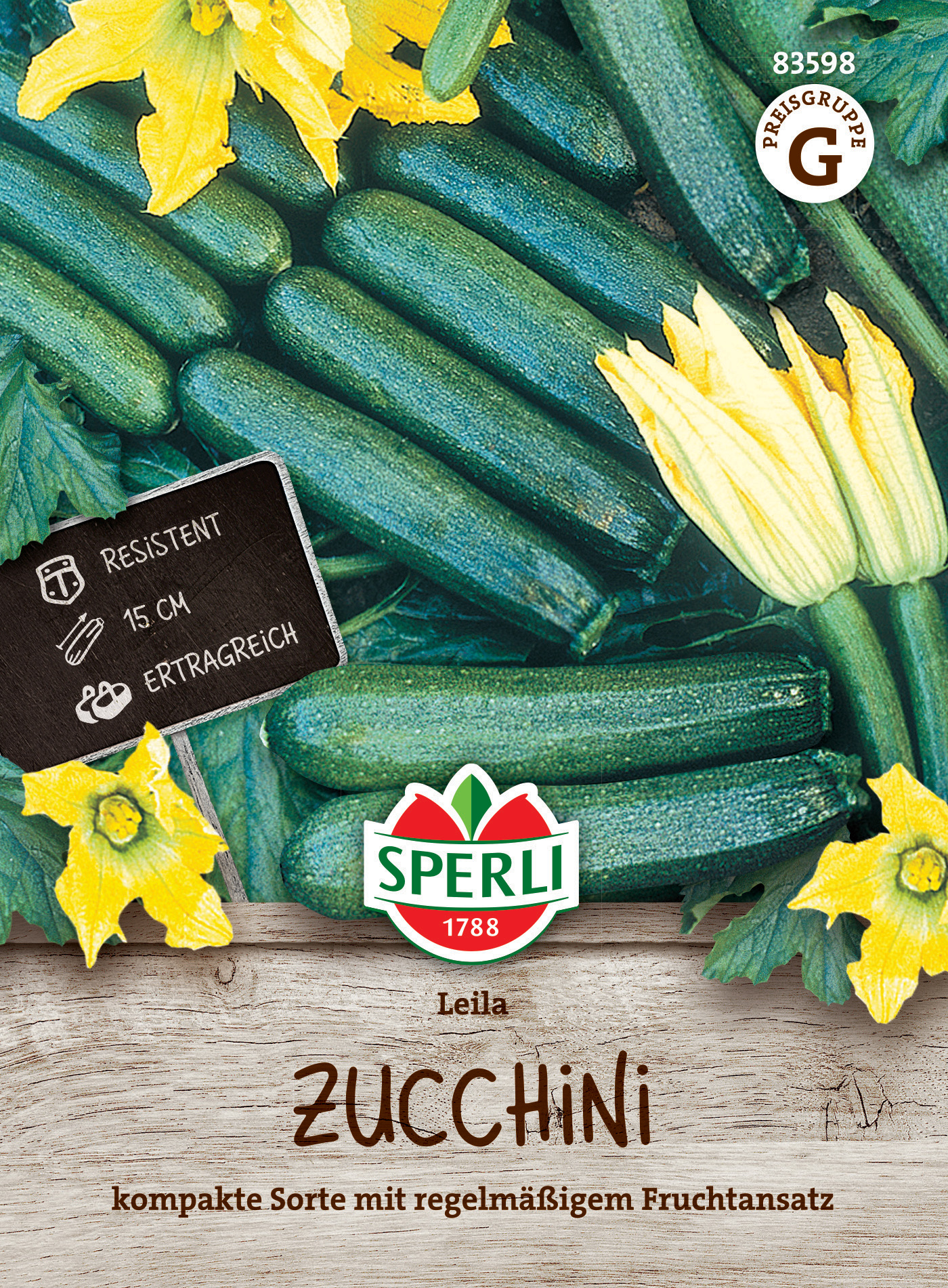 Zucchini, grün, länglich, auf gewaschenem Holz, mit gelber Zucchiniblüte, auf Blatt, daneben Schild.