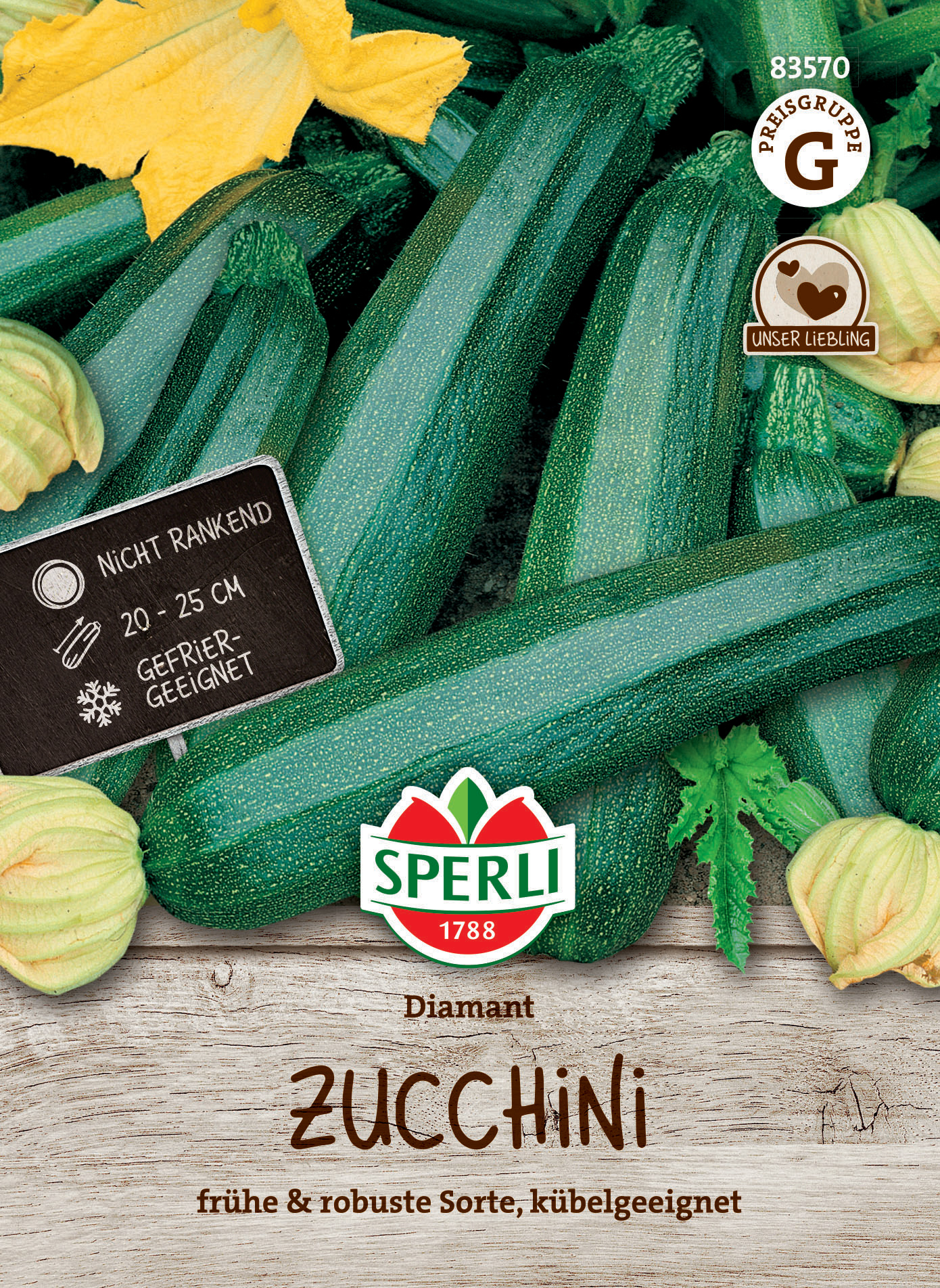 Zucchini mit gelben Blüten, 20-25 cm, nicht rankend, gekühlt, kubelgeeignet, auf Holzhintergrund, mehrfarbig.