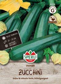 Zucchini mit gelben Blüten, 20-25 cm, nicht rankend, gekühlt, kubelgeeignet, auf Holzhintergrund, mehrfarbig.