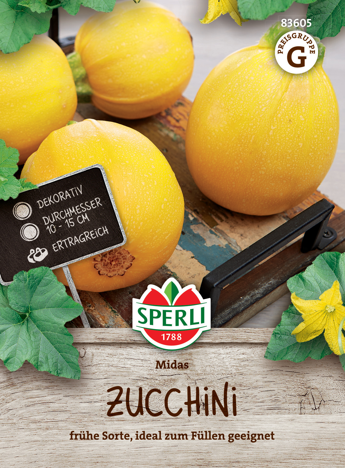 Gelbe Zucchini mit grünen Blättern auf einem rustikalen Holztablett, Verpackung mit Tipps und Logo.