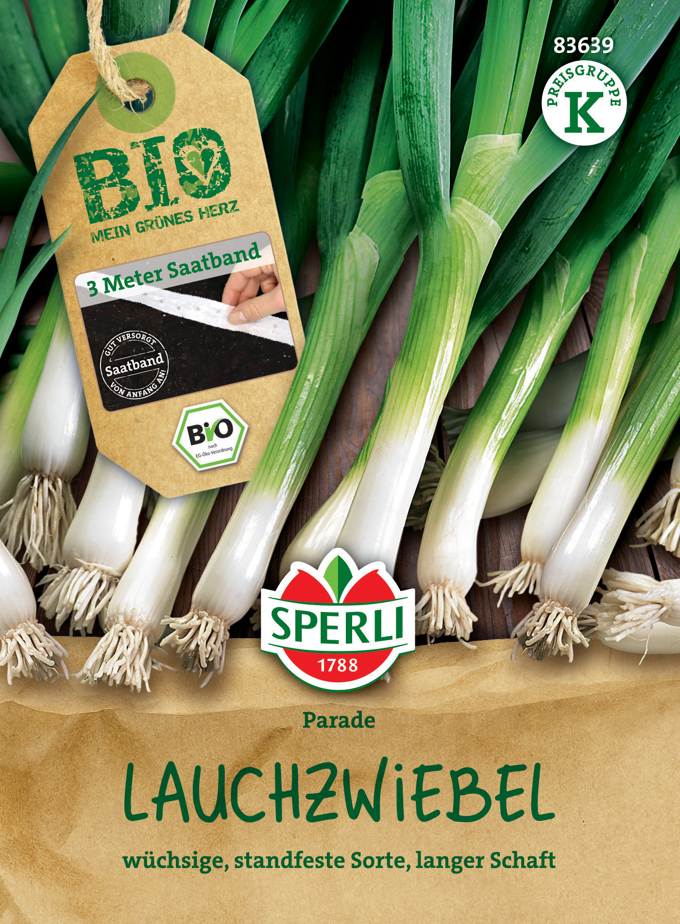 Lauchzwiebeln mit grünen Stangen und weißen Enden auf Holztisch, Verpackung mit Etikett, Logo und Text.