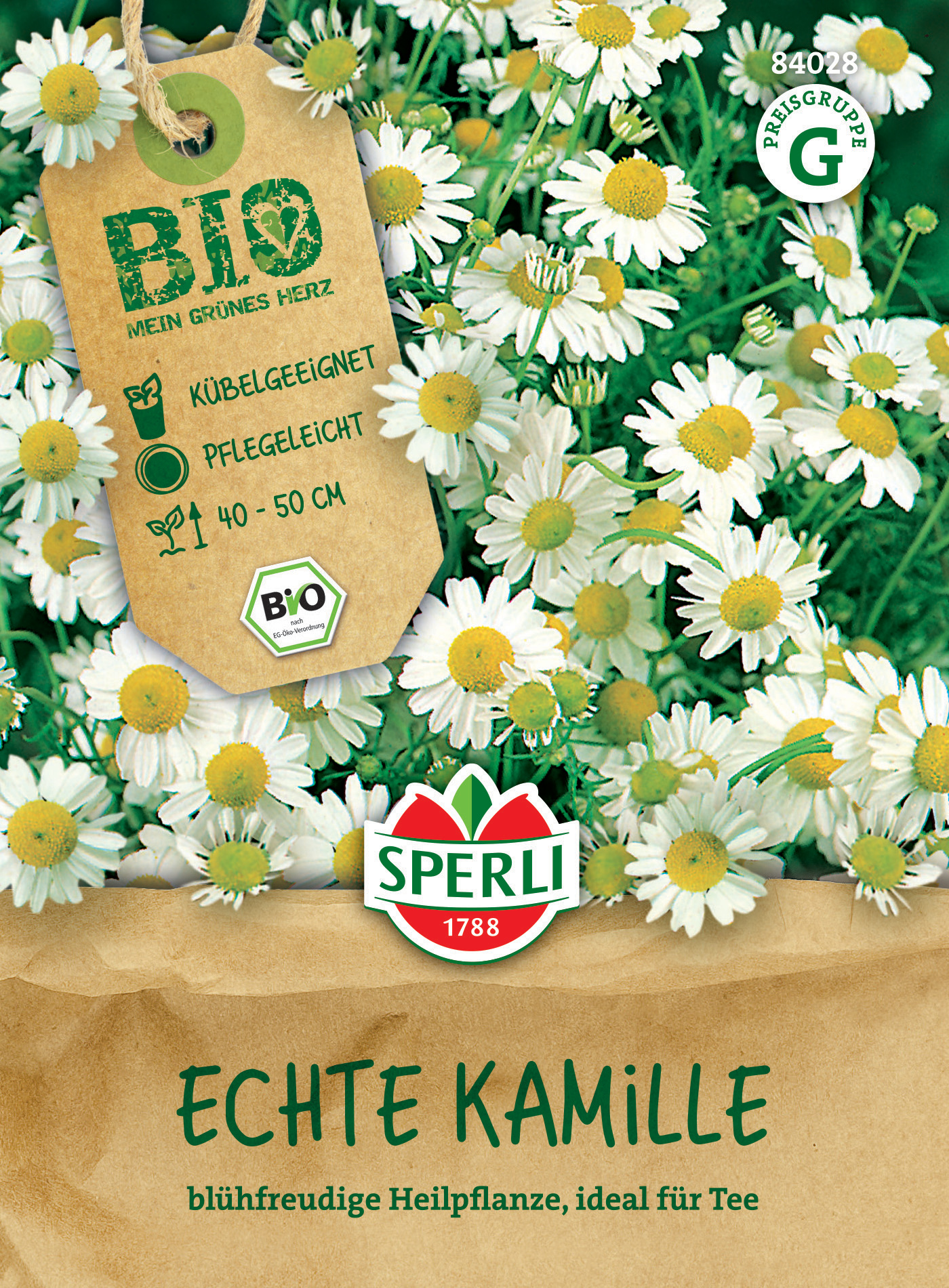 Büschel Kamille mit weißen Blüten und gelben Zentren, im braunen Papierbeutel, mit grüner Beschriftung.