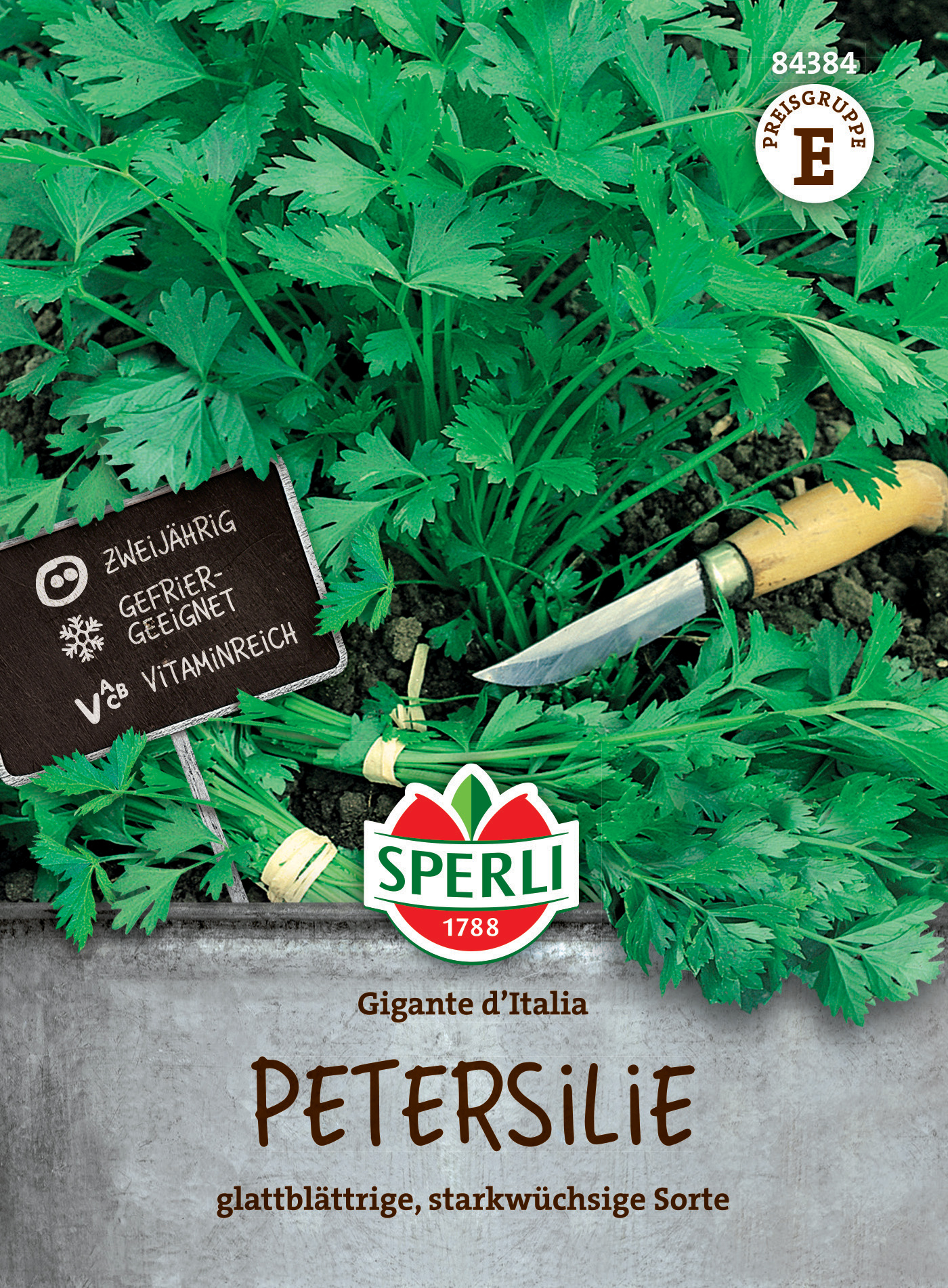 Petersiliepflanzen mit Messer im Boden, grüne Blätter, auf Verpackung.