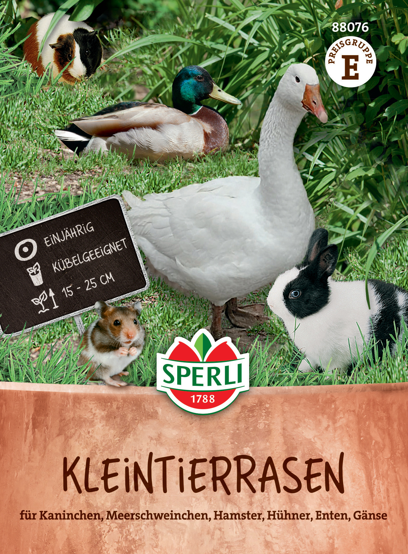 Kleintierterrassen mit Kaninchen, Meerschweinchen, Hamster, Hühner, Enten, Gänse auf grünem Gras.