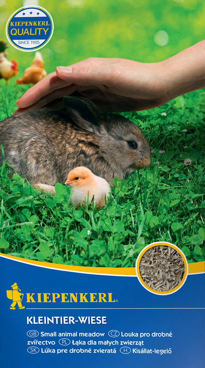 Hand schrest ein Babyhase vor grünem Gras, im Hintergrund kleine Hühner, oben ein blauer Qualitätsstern-Logo.