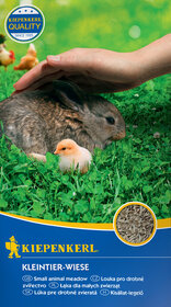 Hand schrest ein Babyhase vor grünem Gras, im Hintergrund kleine Hühner, oben ein blauer Qualitätsstern-Logo.