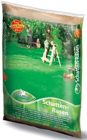 Paket mit Schatten-Rasen auf einer Wiese mit Kindern, Garten und Holzelementen.
